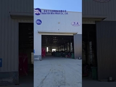 چشم انداز اول شخص شما را به تماشای تجمع موانع دفاعی می برد.