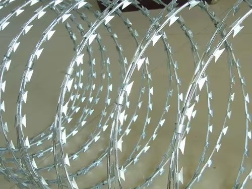 سیم خاردار 0.5mm-5.0mm سیم خاردار گالوانیزه Bto-12 محافظت از سیم خاردار گالوانیزه