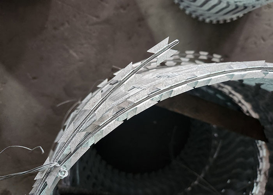 2024 KN حفاظت از حصار ريزر سیم خاردار 2.5mm در کنیا آفریقای جنوبی زیمبابوه