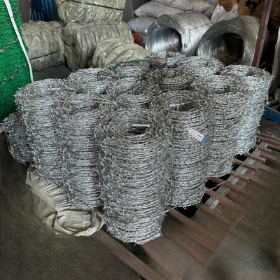 سیم خاردار با کیفیت بالا قیمت هر رول سیم خاردار گالوانیزه داغ برای باغ کشاورزی سیم خاردار با کیفیت بالا قیمت هر رول سیم خاردار گالوانیزه سیم دوگانه