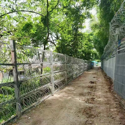 Galvanized Steel Bto-22 Razor Barbed Wire for Protecting Mesh Concertina Razor Wire Coils